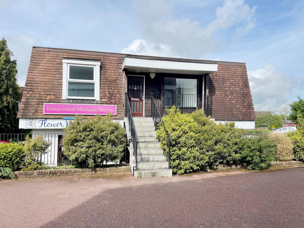 Lot: 44 - FREEHOLD MIXED USE INVESTMENT - side view of access to unit 3 in Dems House